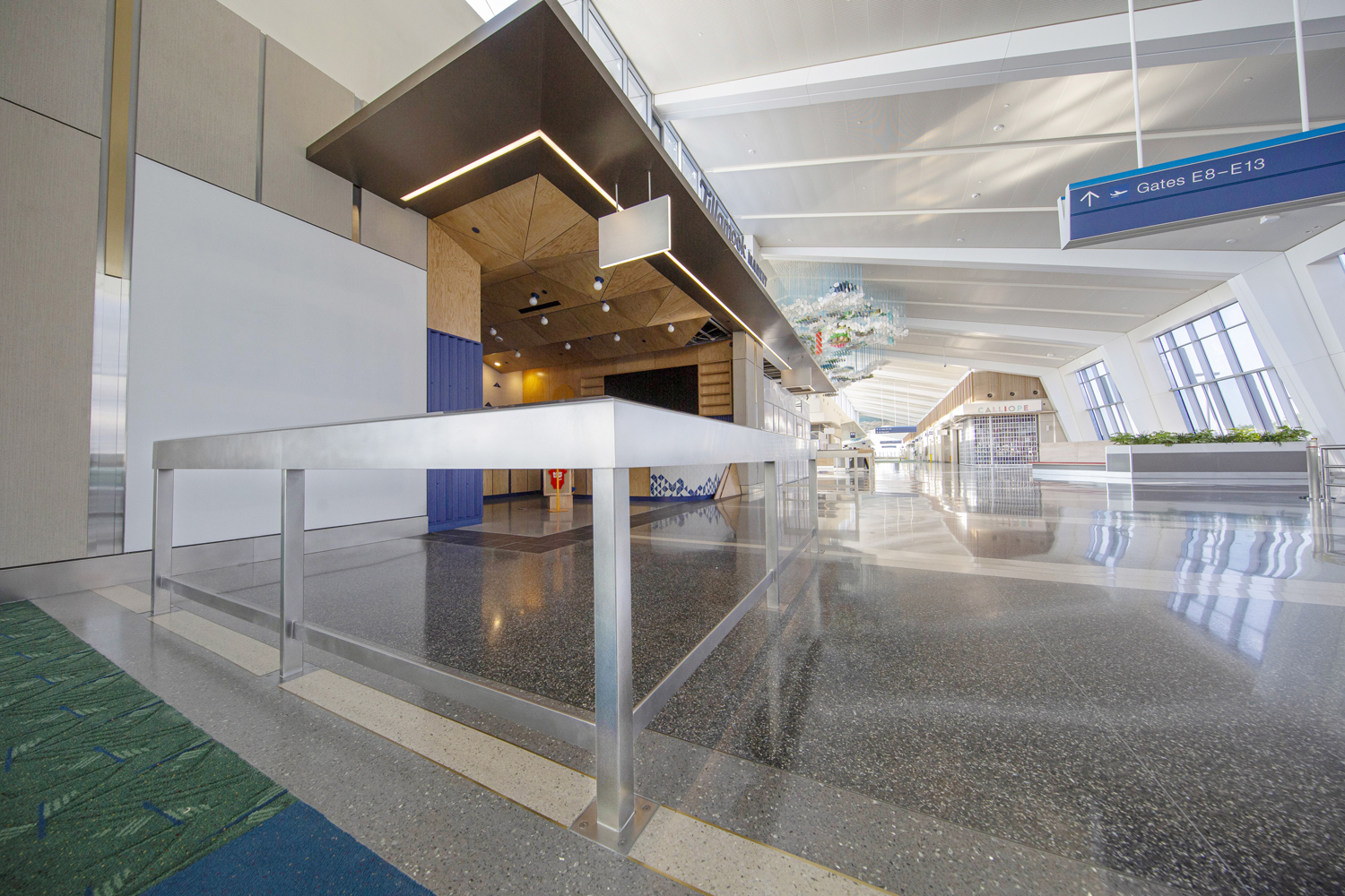 PDX Terminal E – railing